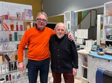 Andrea con il padre Adriano Tasinato nel negozio di via Altinate a Padova