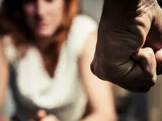 Foto simbolo di maltrattamenti a una donna