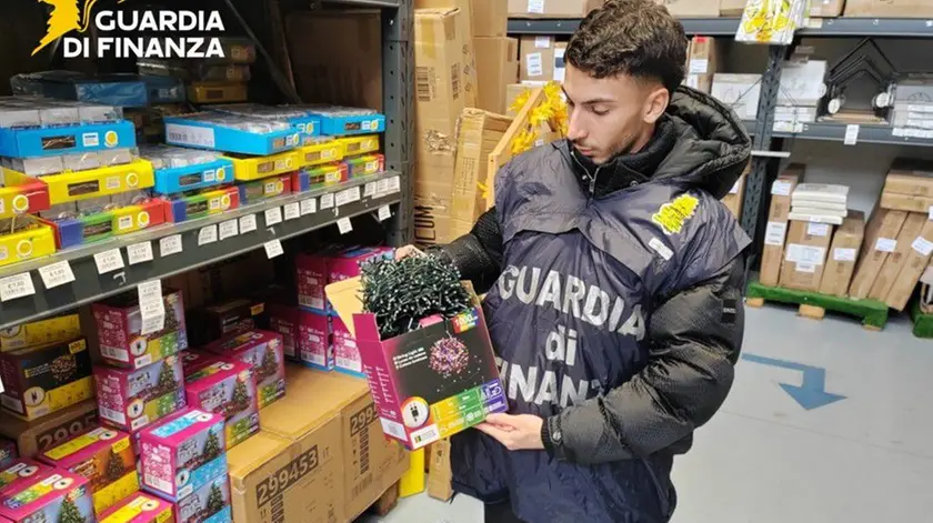 Un finanziare con parte della merce confiscata