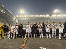 I giocatori del Padova sotto la Curva Fattori dopo il match pareggiato con la Sampdoria