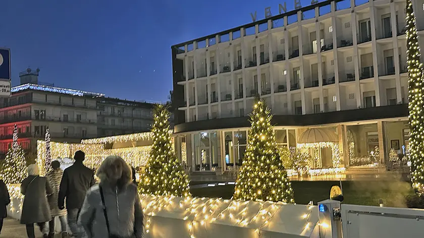Un hotel delle Terme addobbato per le festività