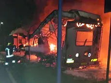 Le fiamme e l'intervento dei vigili del fuoco