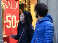 Una vetrina con i saldi