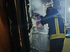 I vigili del fuoco nel terrazzo devastato dai botti in via Costalunga