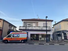 L'ambulanza di fronte alla Piccola Rosticceria