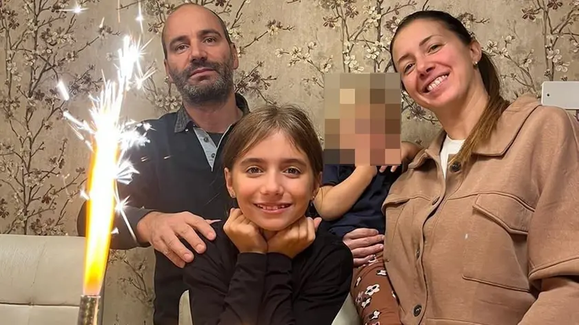 Al centro, Azzurra Breda mentre festeggia il decimo compleanno con papà Mattia e mamma Valentina