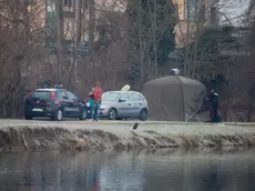 I carabinieri impegnati nei rilievi al lago Margherita di via Rumor, a Camisano: in foto la tenda dove ha passato la notte D'Agostini