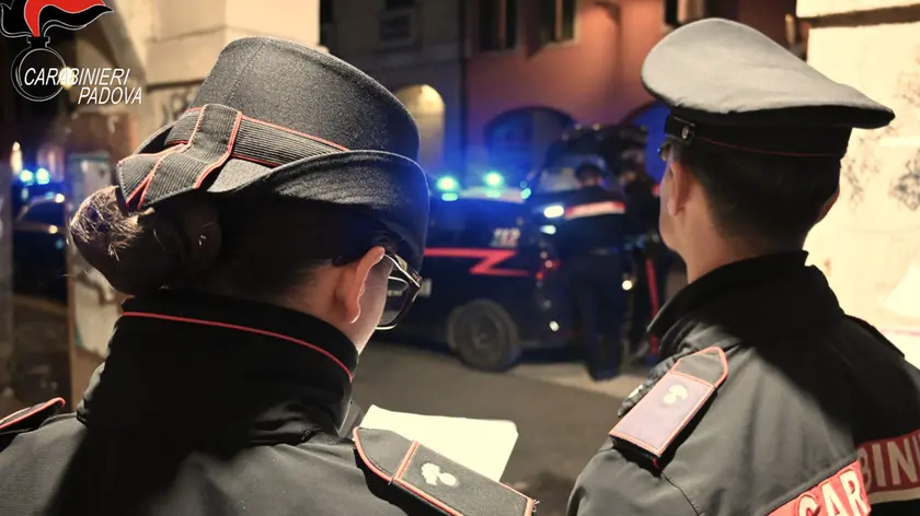Un controllo dei carabinieri in centro a Padova