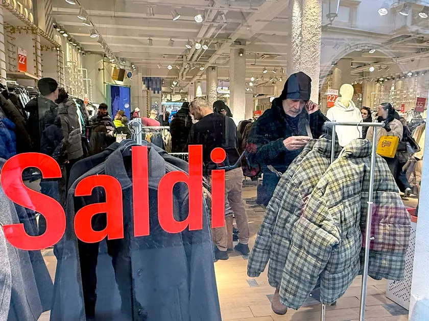Il primo giorno di saldi in centro a Padova