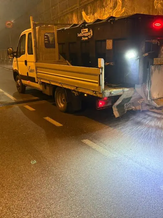 Un mezzo spargisale attivo in questi giorni nei sottopassi cittadini