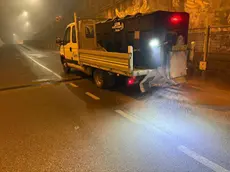 Un mezzo spargisale attivo in questi giorni nei sottopassi cittadini