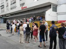 Cittadini in coda davanti a un supermercato a Caracas