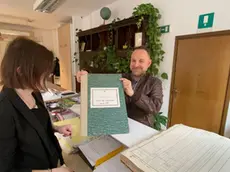 Il sindaco Camillo De Pellegrin in municipio a Val di Zoldo con i libroni per le pratiche di cittadinanza
