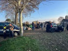 L'intervento dei carabinieri e della polizia locale dove si stava accendendo il falò