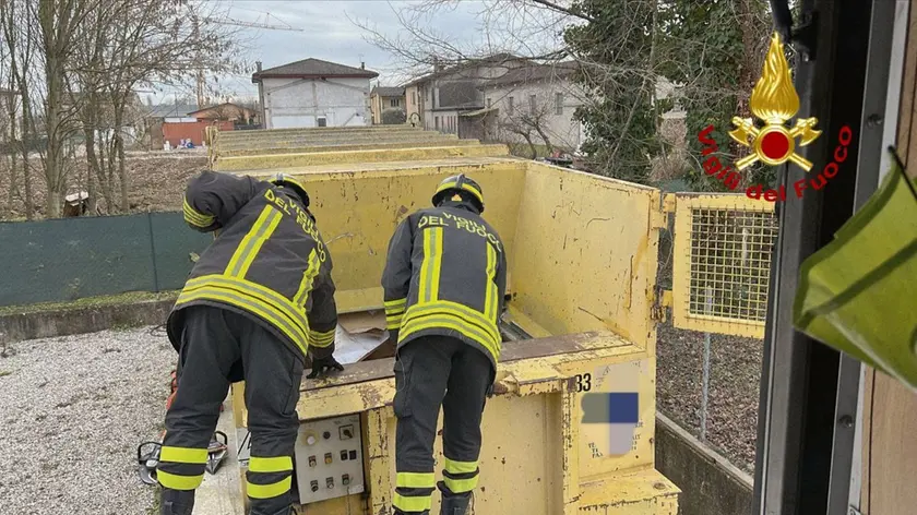 Il compattatore in cui l'operaio ha perso la vita