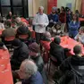 Il pasticciere Biasetto con i partecipanti al pranzo dell'Epifania organizzato dalla Sant'Egidio