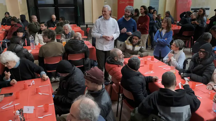 Il pasticciere Biasetto con i partecipanti al pranzo dell'Epifania organizzato dalla Sant'Egidio