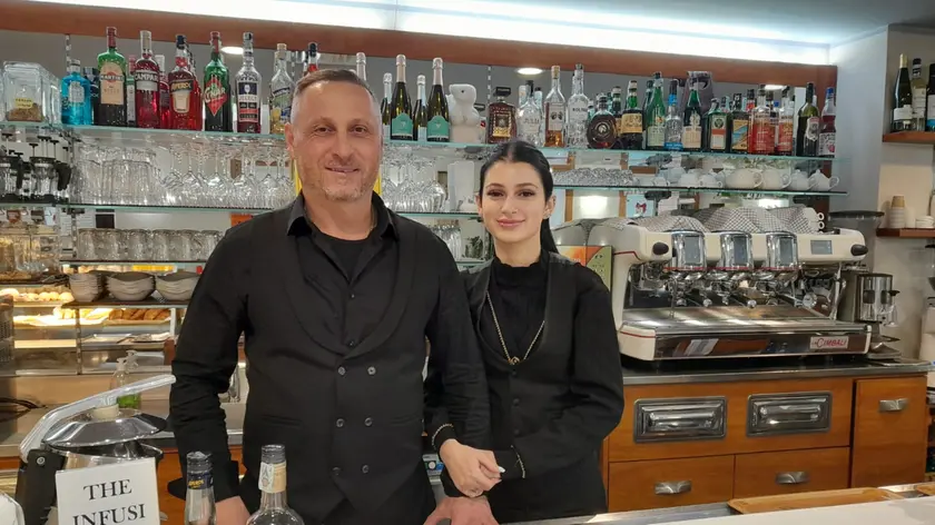 Stefano Sandica, nuovo titolare del bar La Rocca Café, con la figlia Erika