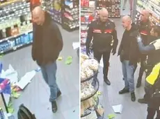 I fotogrammi presi dal video delle telecamere del Conad mostrano il 36enne croato mentre dà un calcio agli scaffali, e viene fermato dalle forze dell’ordine e poi portato via
