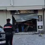 La vetrina sfondata dal furgone