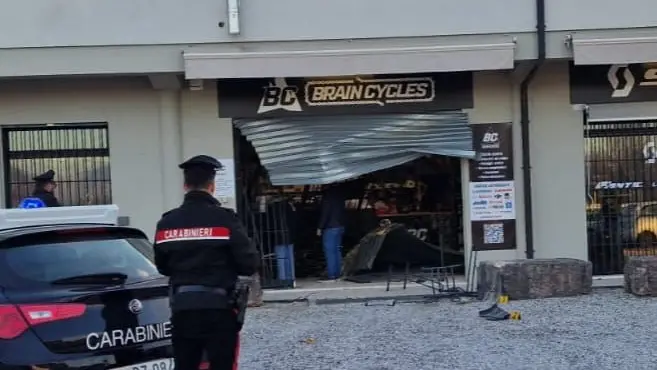 La vetrina sfondata dal furgone