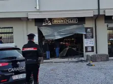 La vetrina sfondata dal furgone