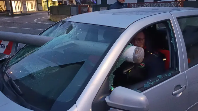 La sbarra conficcata nel parabrezza ad Abano Terme