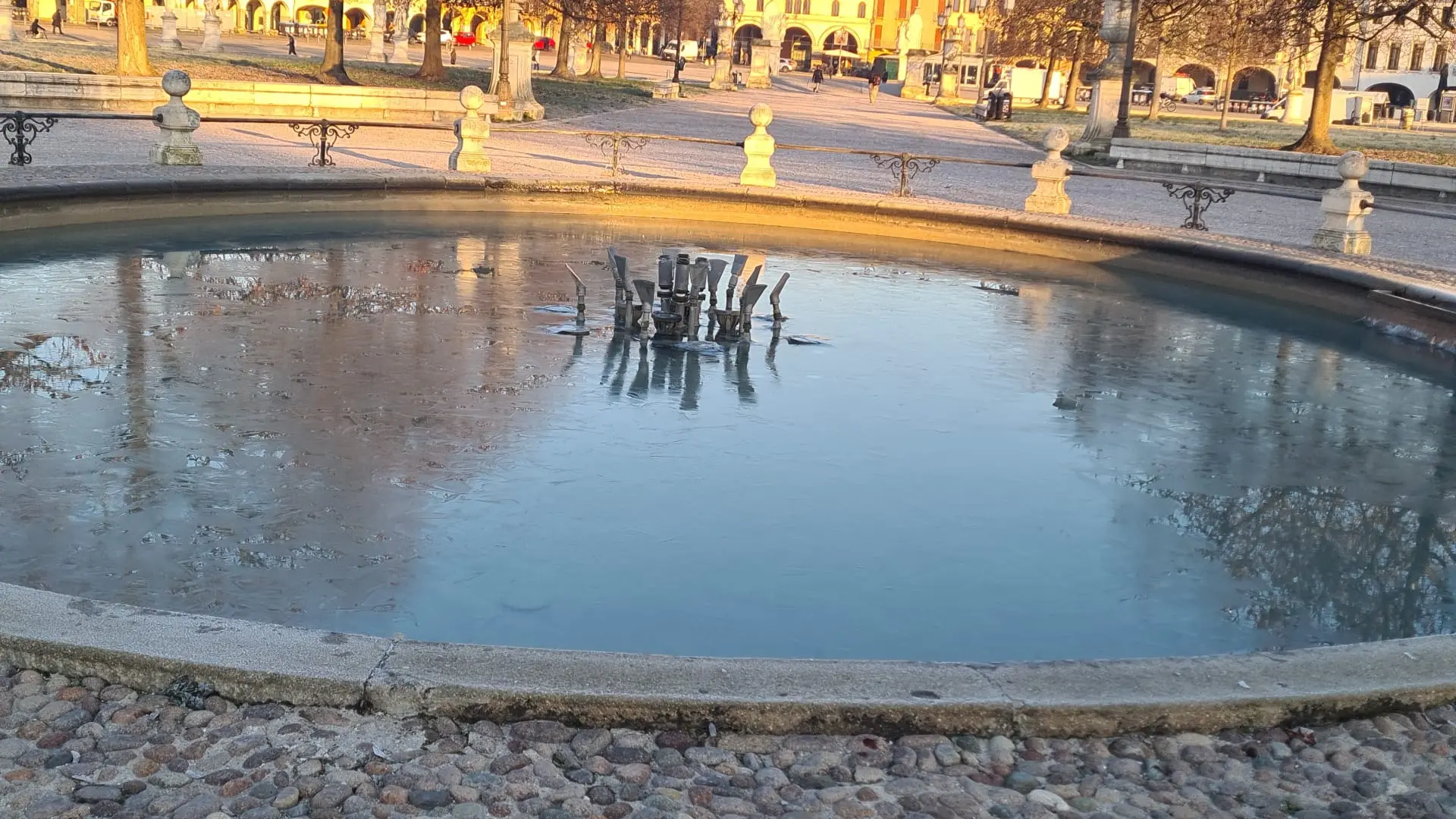 Ghiacciata anche la fontana al centro dell’Isola Memmia
