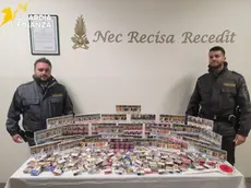 Due finanzieri con la merce recuperata