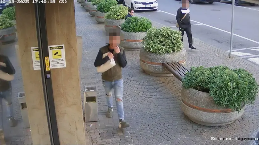 Nel fotogramma delle telecamere uno dei due indagati scappa con la borsetta