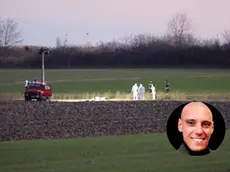 La Scientifica al lavoro sul luogo del ritrovamento del cadavere, e in basso a destra Riccardo Salvagno