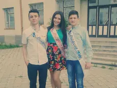 Sergiu Tarna (a destra) in una foto di fine anno scolastico, poco prima di partire con la famiglia per l’Italia