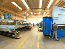 Lavoratori in produzione alla Sintesi srl di Saonara