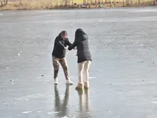 Turisti sul lago ghiacciato