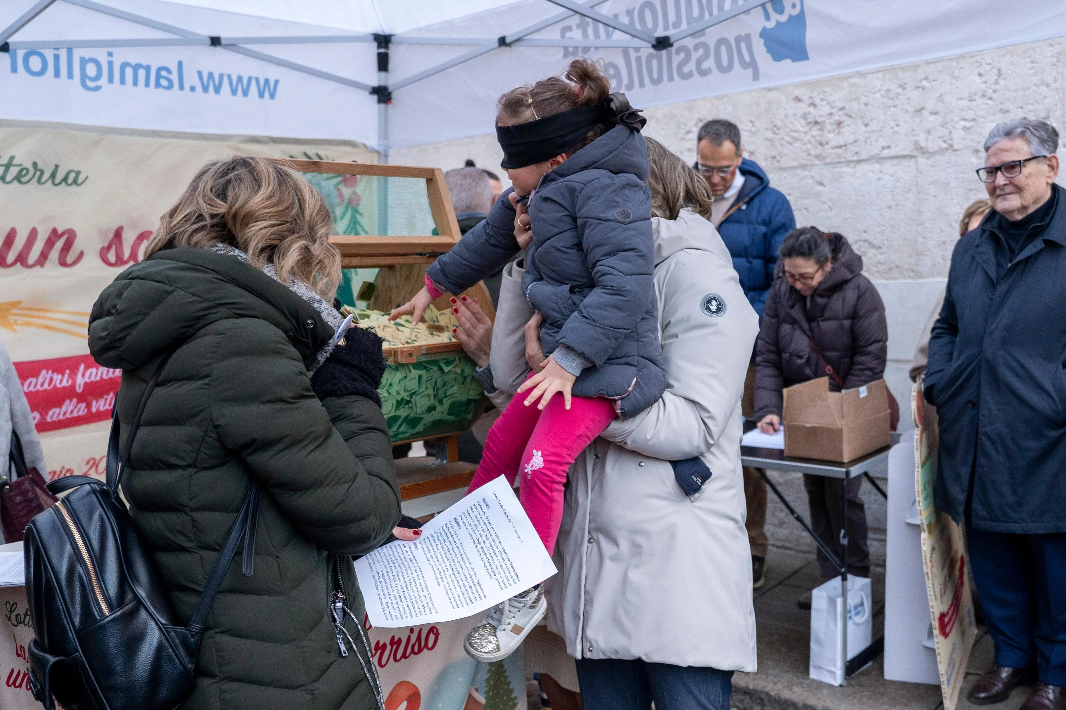 L'estrazione del biglietto abbinato alla Fiat Topolino, primo premio