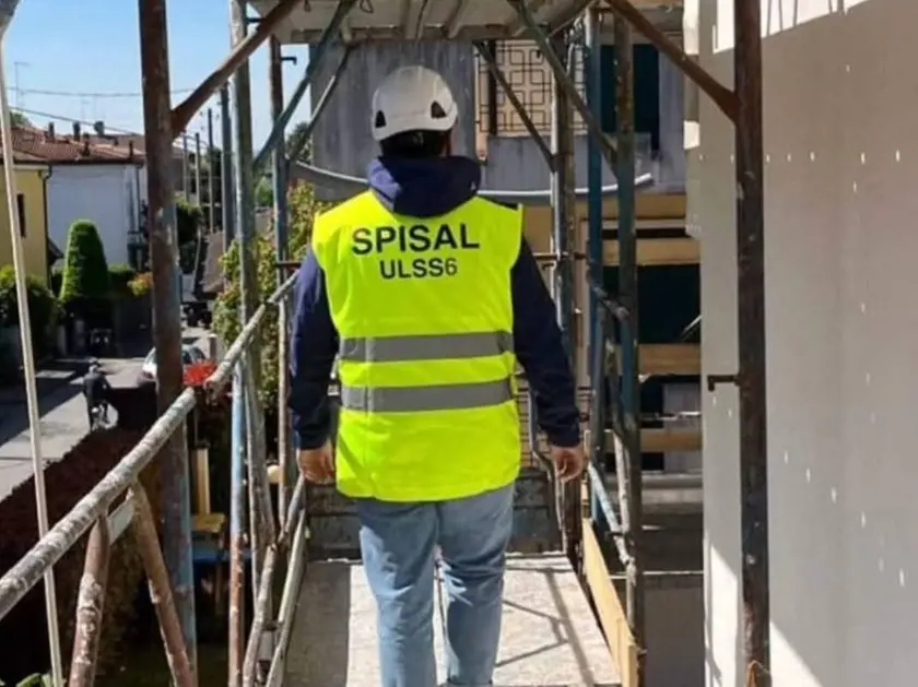 Un controllo di sicurezza in un cantiere dello Spisal dell’Usl6