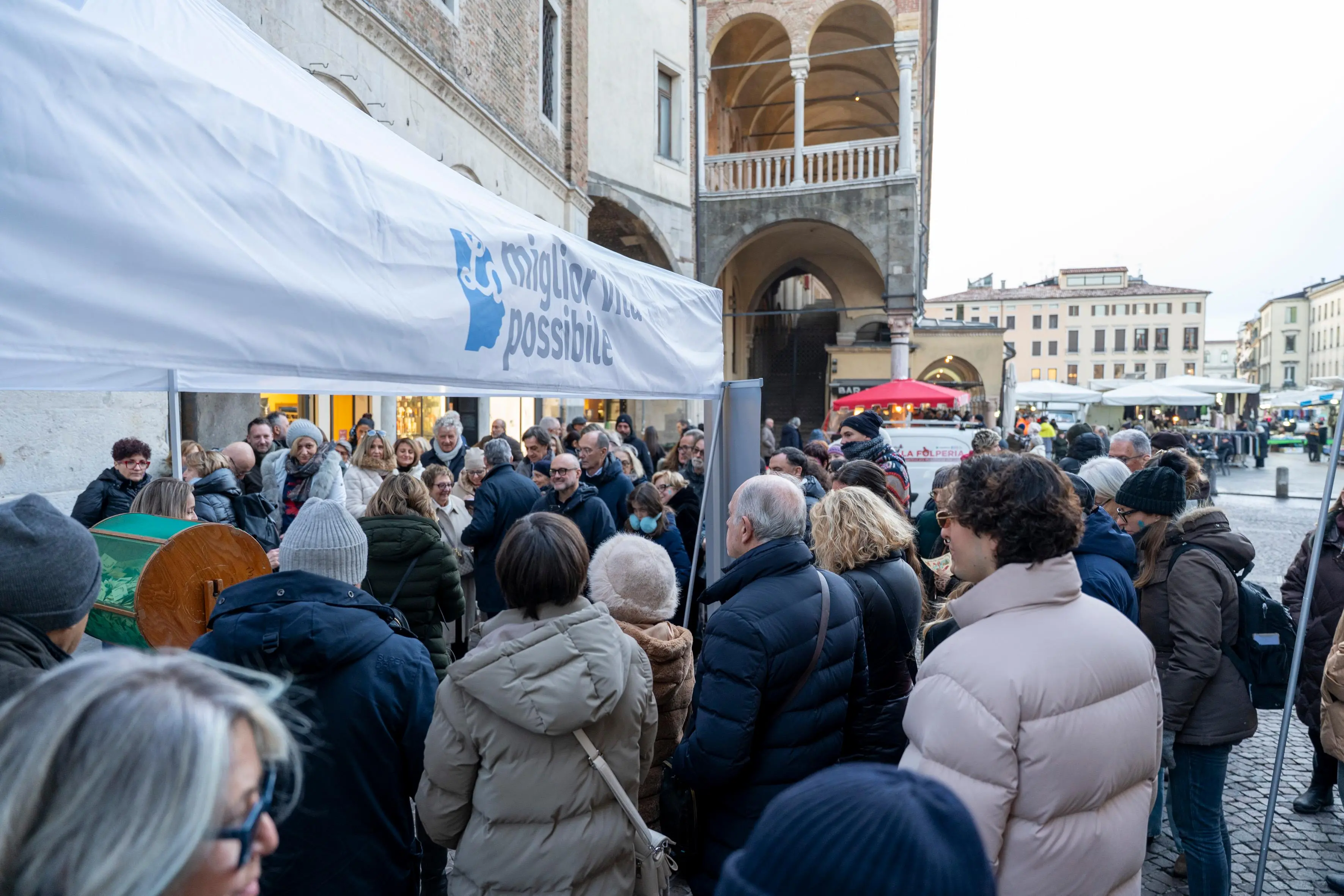 Una piccola folla ha seguito la cerimonia sotto alla Torre degli anziani