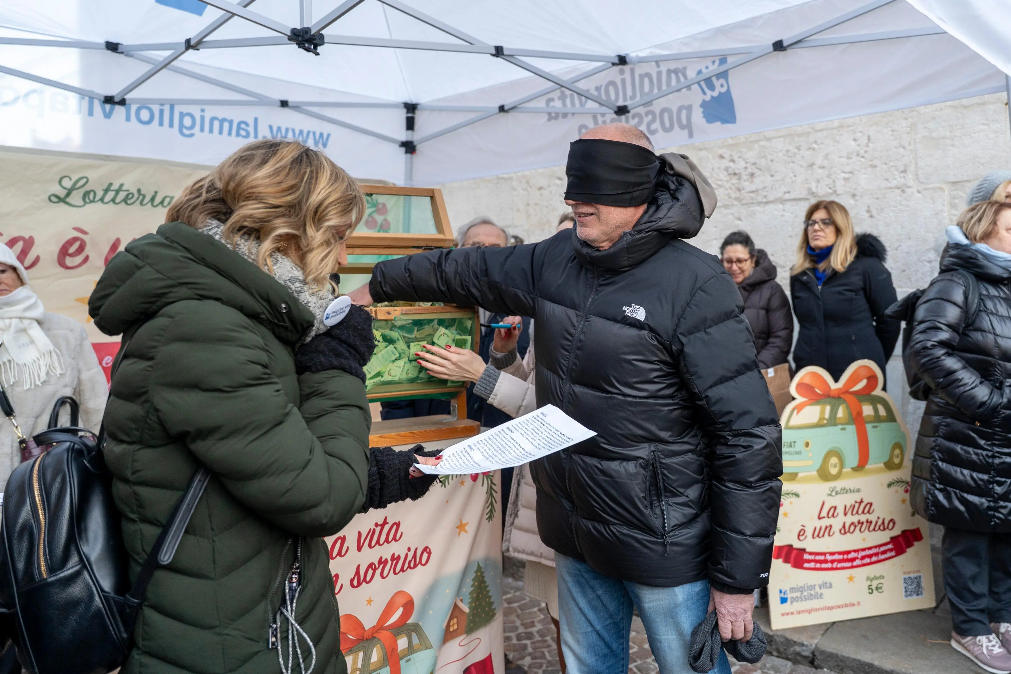 L'assessore Bonavina estrae uno dei biglietti vincenti