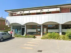 Il parcheggio davanti alla tabaccheria dove ha avuto luogo la rapina