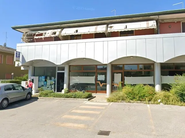 Il parcheggio davanti alla tabaccheria dove ha avuto luogo la rapina