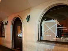 Il bar Il Coccodrillo di via Euganea con la vetrata rotta dopo la rissa
