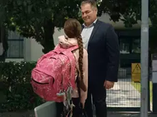 Lo zaino pesa e il genitore denuncia la situazione