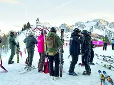 Volontari e militari preparano il tracciato in cima al monte Lussari ©Foto Petrussi