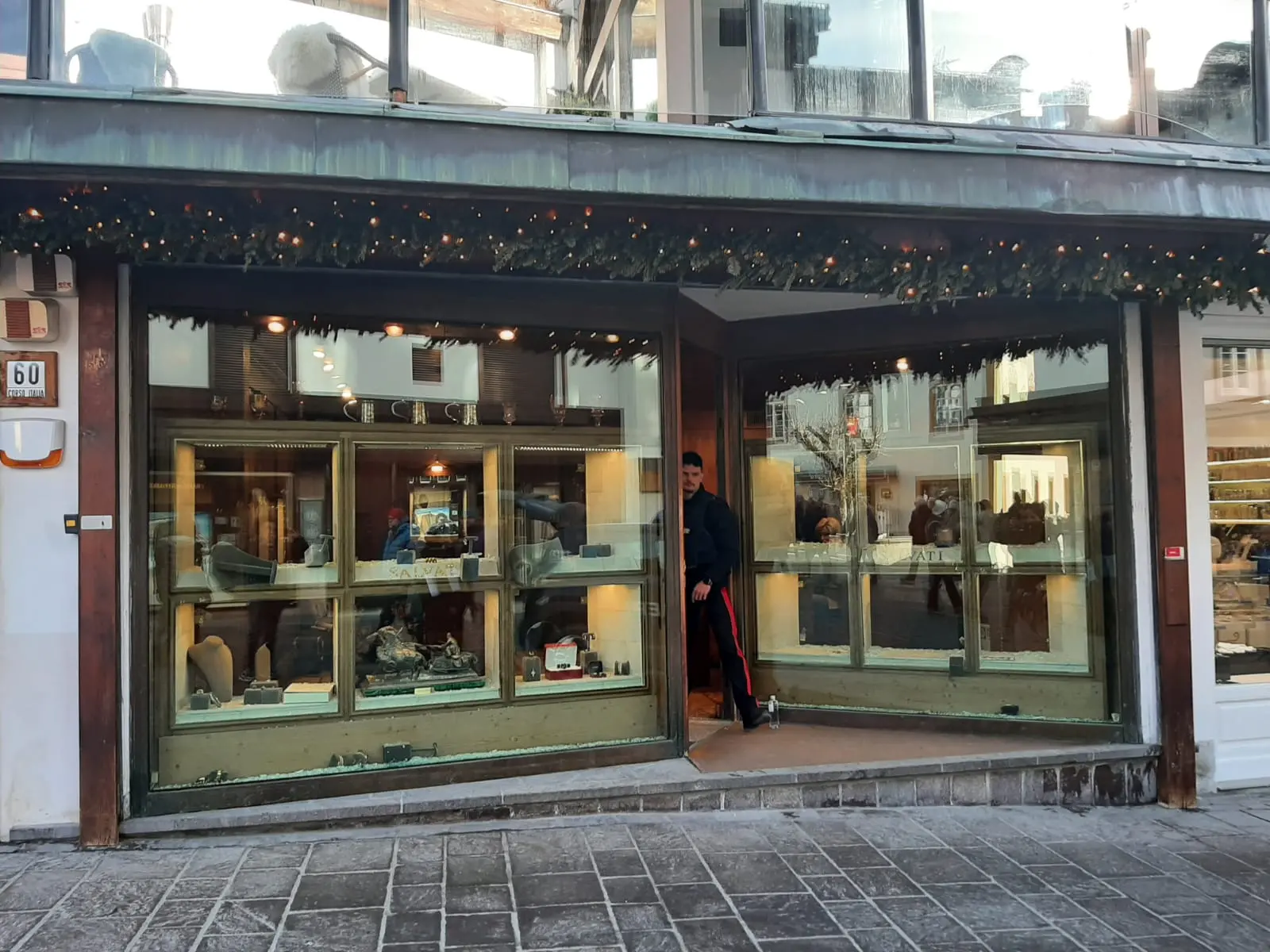 La gioielleria orologeria Cacciari Salvati in corso Italia a Cortina poco dopo la rapina