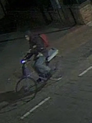 Annabella Martinelli immortalata in bici dalla telecamera del municipio di Teolo