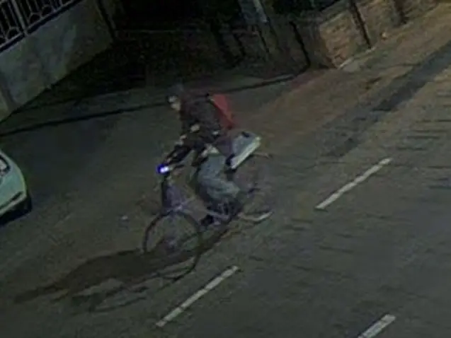 Annabella Martinelli immortalata in bici dalla telecamera del municipio di Teolo