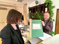 Il sindaco di Val di Zoldo Camillo De Pellegrin nell’Ufficio anagrafe