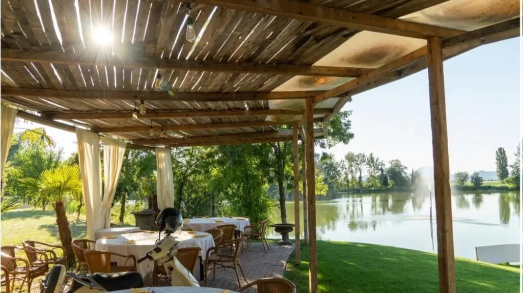 Dei tavoli all'esterno allestiti in estate al Lago di Solesino