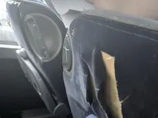 I sedili di uno scuolabus danneggiati in passato