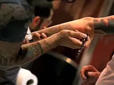 Tatuatore patteggia la pena: era accusato di violenza sessuale su due clienti